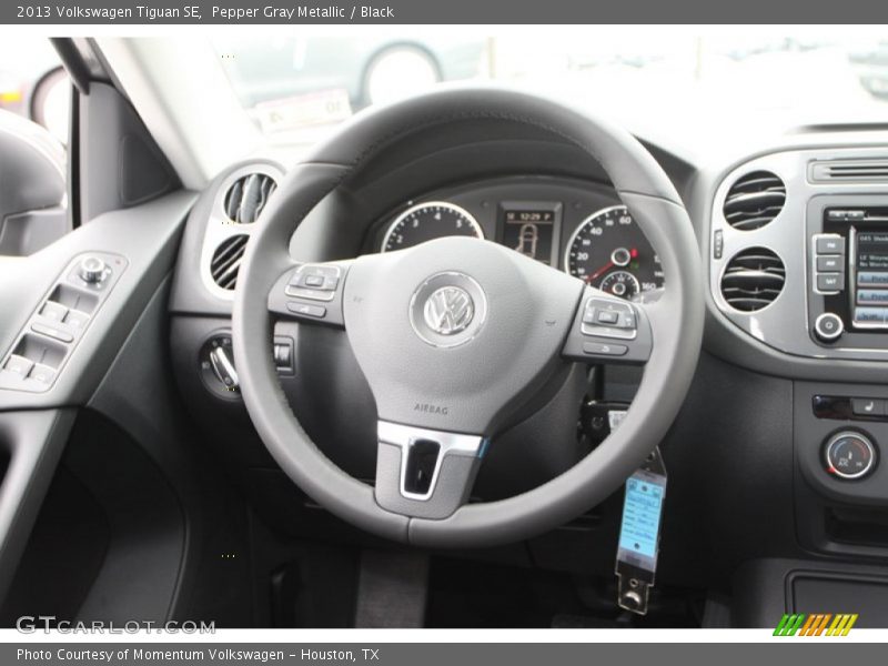 Pepper Gray Metallic / Black 2013 Volkswagen Tiguan SE