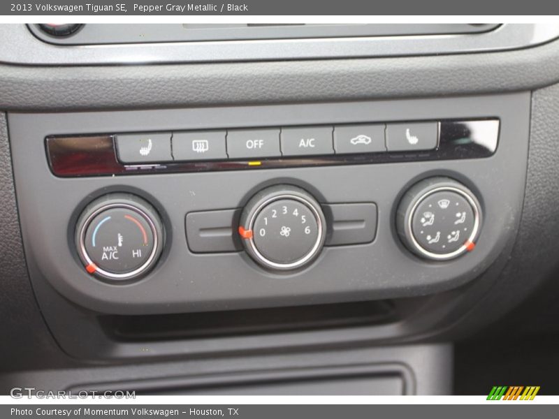 Pepper Gray Metallic / Black 2013 Volkswagen Tiguan SE