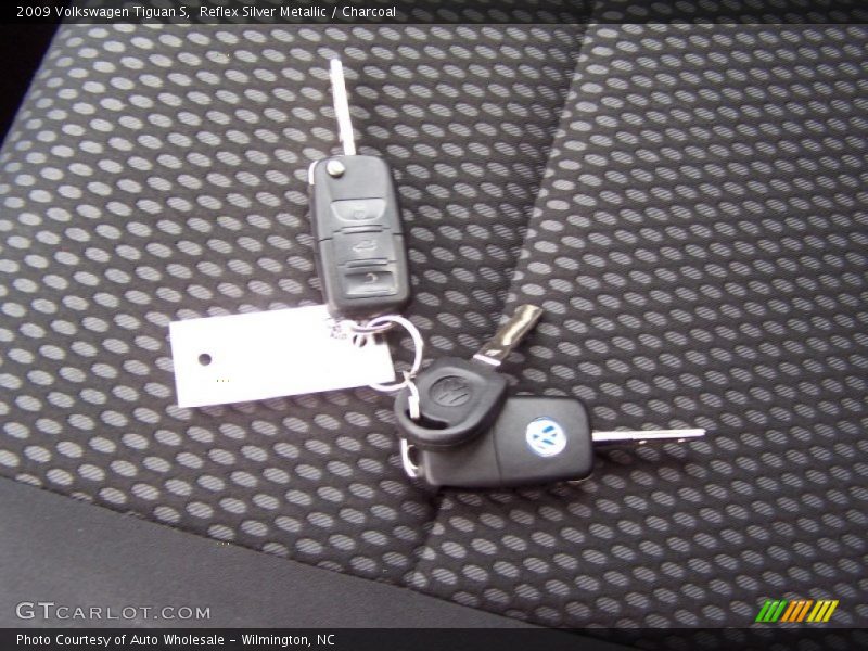 Reflex Silver Metallic / Charcoal 2009 Volkswagen Tiguan S