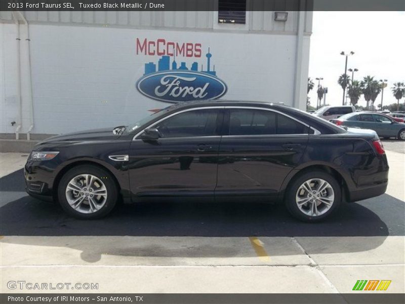 Tuxedo Black Metallic / Dune 2013 Ford Taurus SEL