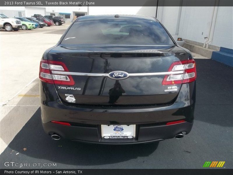 Tuxedo Black Metallic / Dune 2013 Ford Taurus SEL