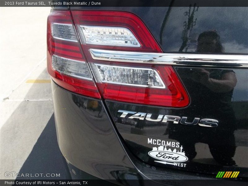 Tuxedo Black Metallic / Dune 2013 Ford Taurus SEL