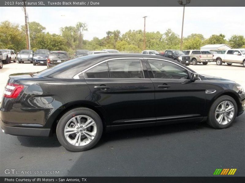 Tuxedo Black Metallic / Dune 2013 Ford Taurus SEL