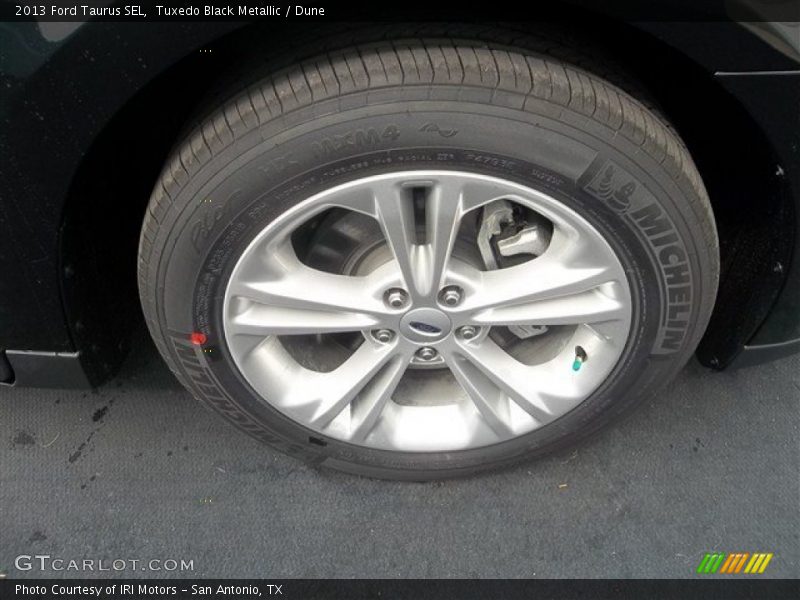 Tuxedo Black Metallic / Dune 2013 Ford Taurus SEL