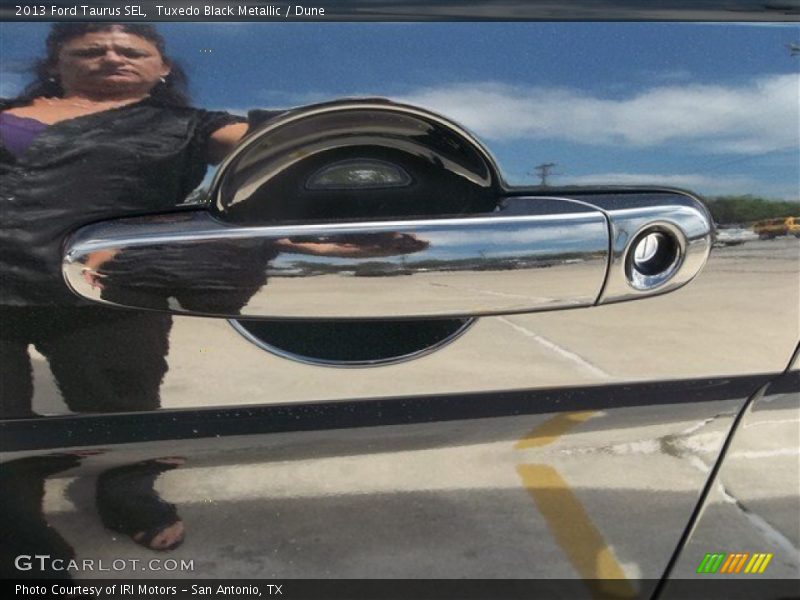 Tuxedo Black Metallic / Dune 2013 Ford Taurus SEL