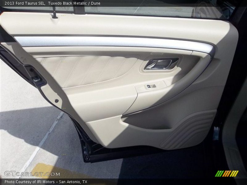 Tuxedo Black Metallic / Dune 2013 Ford Taurus SEL