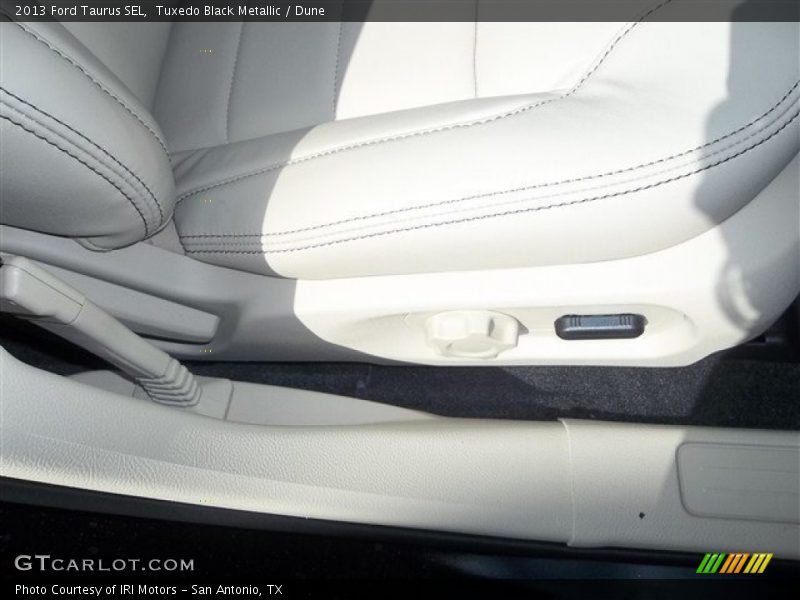 Tuxedo Black Metallic / Dune 2013 Ford Taurus SEL