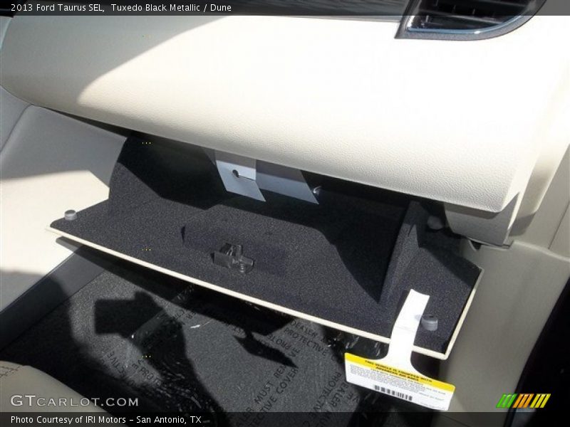 Tuxedo Black Metallic / Dune 2013 Ford Taurus SEL
