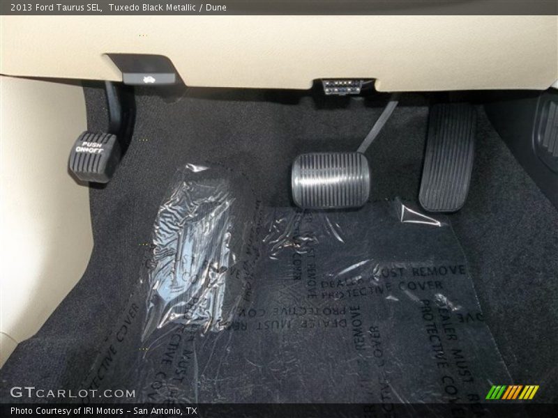 Tuxedo Black Metallic / Dune 2013 Ford Taurus SEL