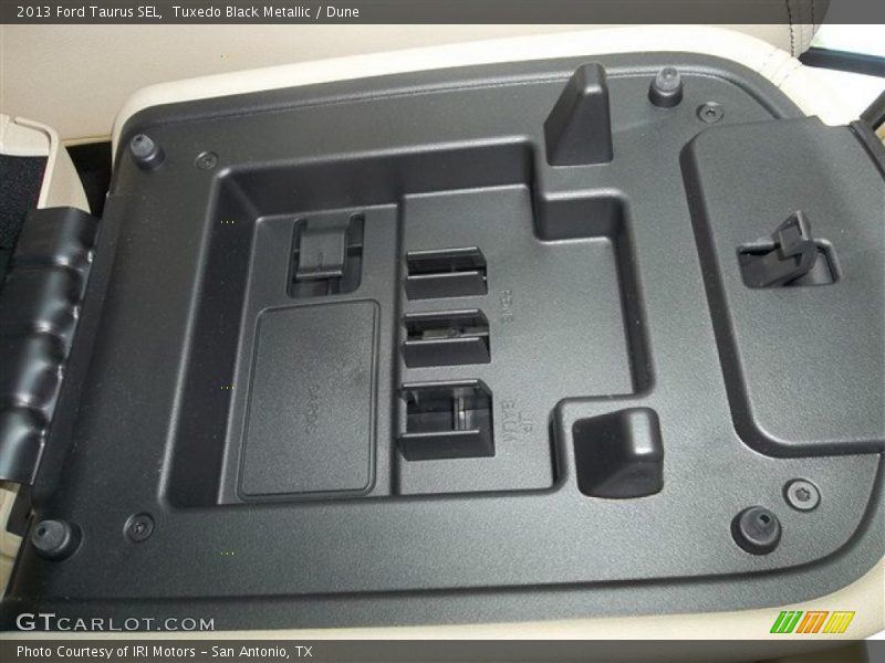 Tuxedo Black Metallic / Dune 2013 Ford Taurus SEL