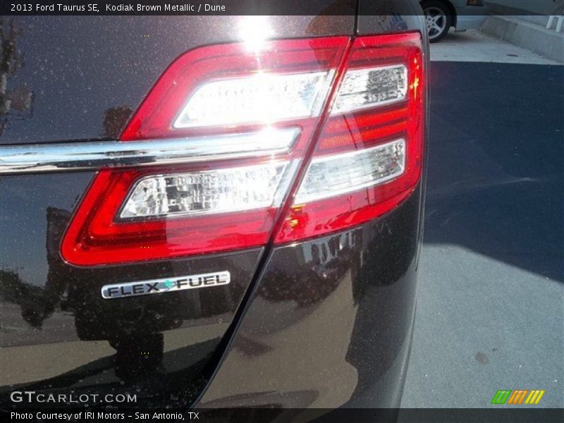 Kodiak Brown Metallic / Dune 2013 Ford Taurus SE
