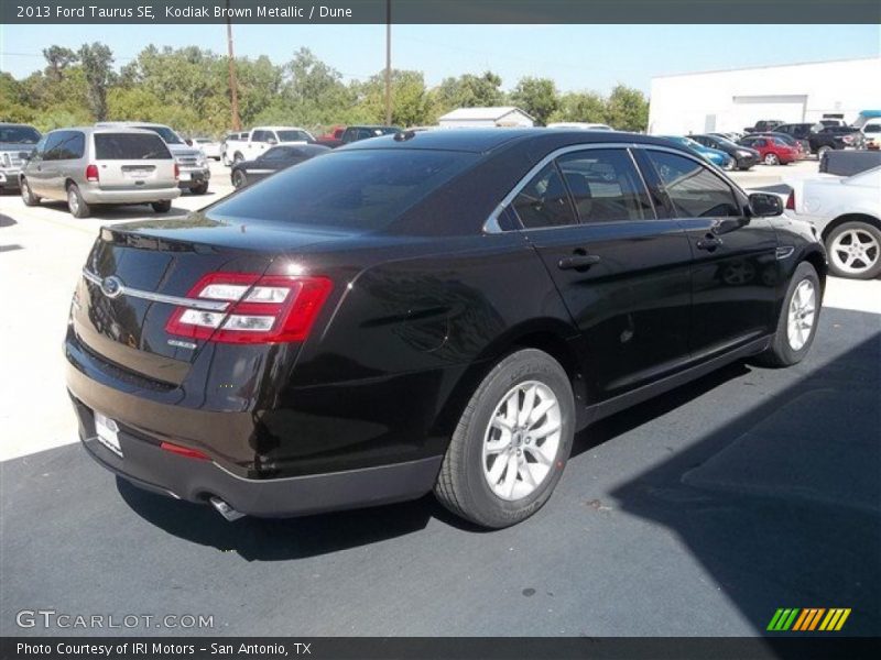 Kodiak Brown Metallic / Dune 2013 Ford Taurus SE