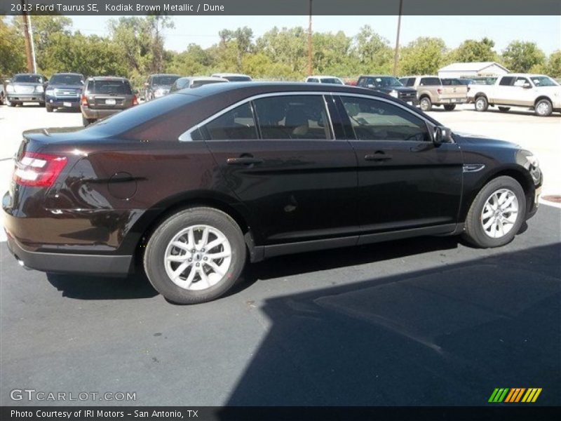 Kodiak Brown Metallic / Dune 2013 Ford Taurus SE