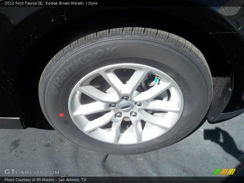 Kodiak Brown Metallic / Dune 2013 Ford Taurus SE