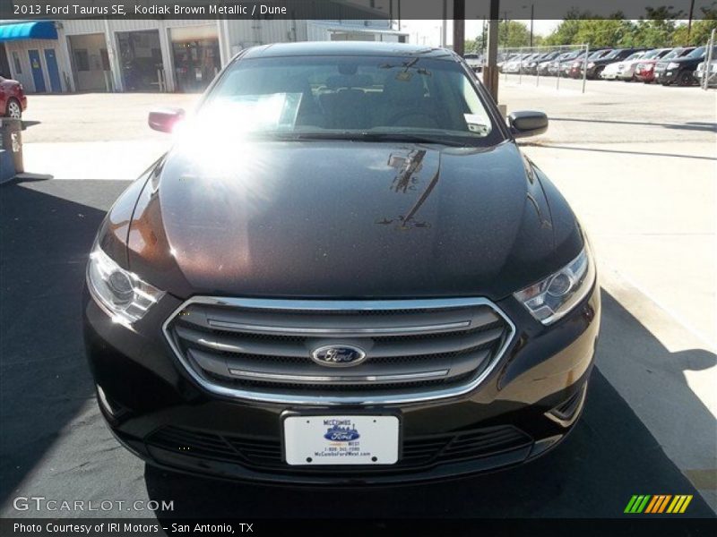 Kodiak Brown Metallic / Dune 2013 Ford Taurus SE