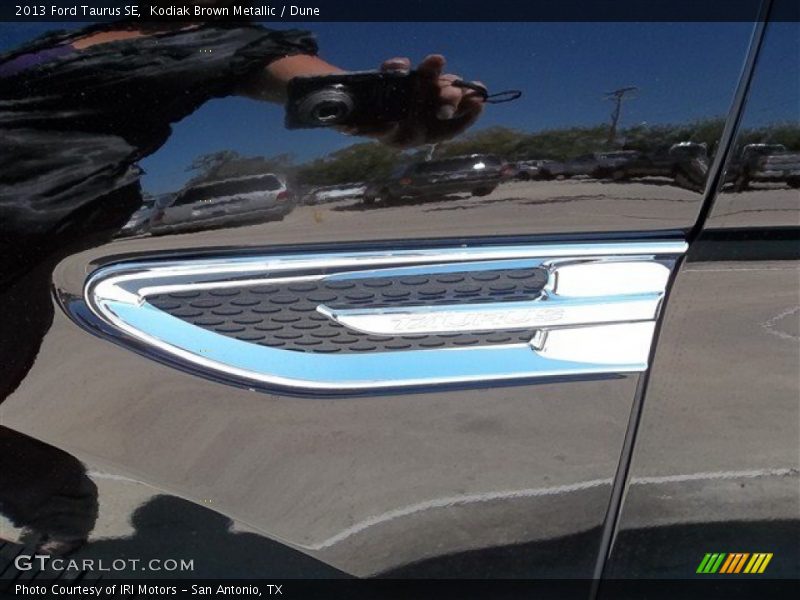 Kodiak Brown Metallic / Dune 2013 Ford Taurus SE