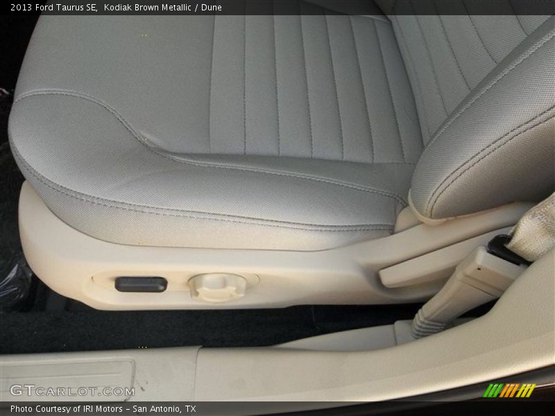 Kodiak Brown Metallic / Dune 2013 Ford Taurus SE
