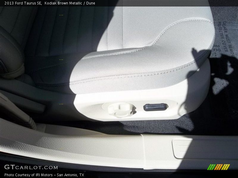 Kodiak Brown Metallic / Dune 2013 Ford Taurus SE