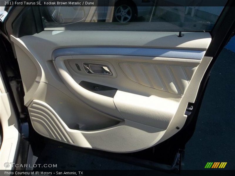 Kodiak Brown Metallic / Dune 2013 Ford Taurus SE