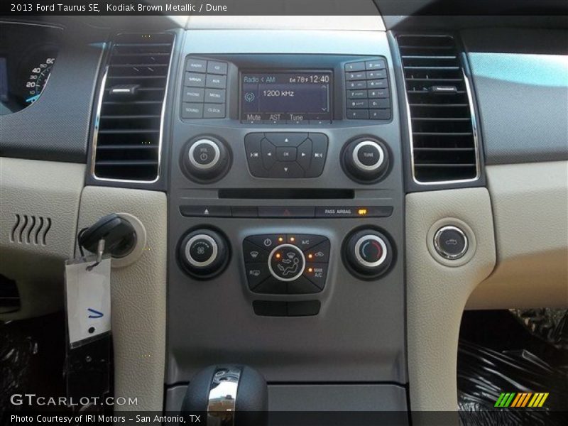 Kodiak Brown Metallic / Dune 2013 Ford Taurus SE