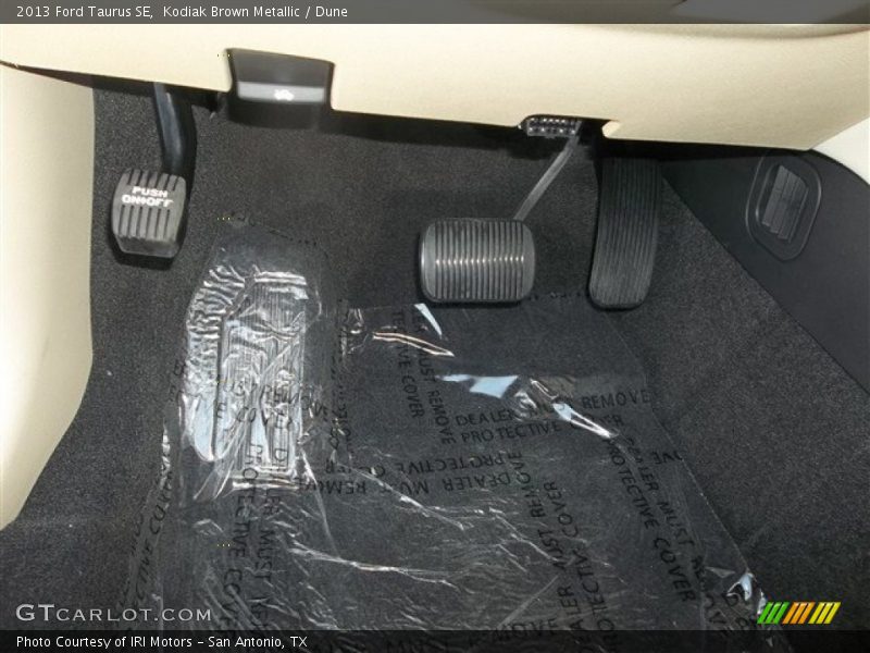 Kodiak Brown Metallic / Dune 2013 Ford Taurus SE