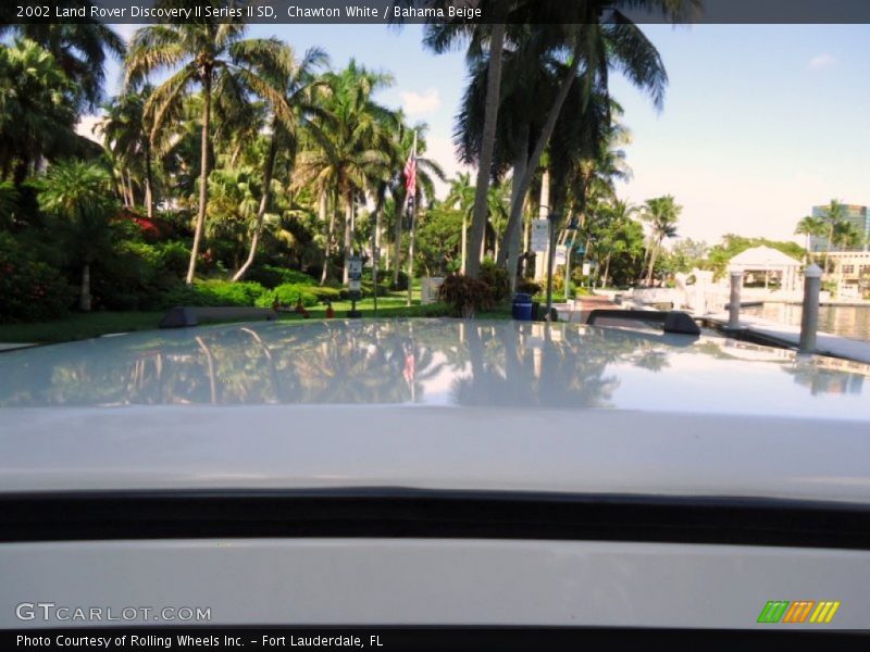 Chawton White / Bahama Beige 2002 Land Rover Discovery II Series II SD