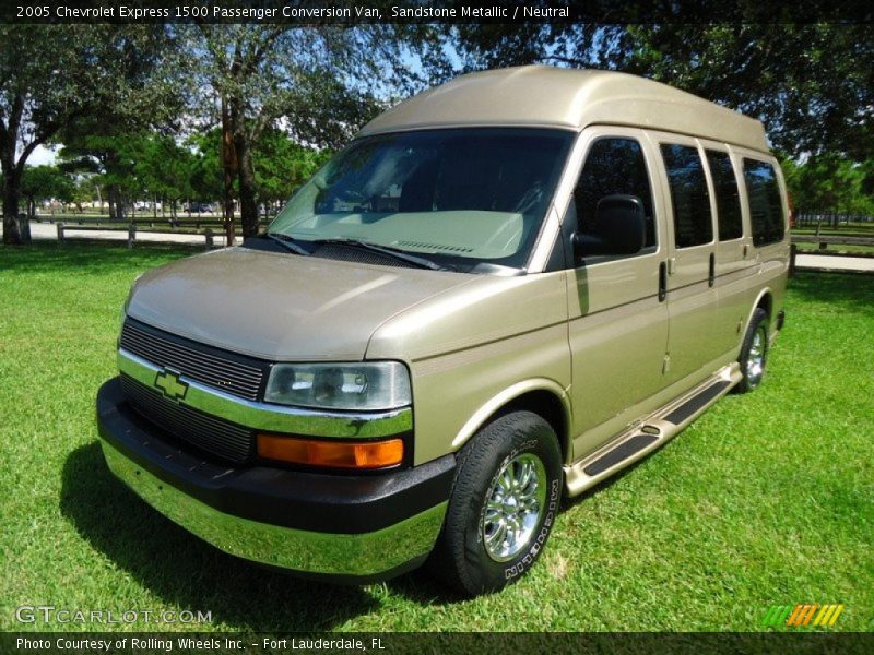 Front 3/4 View of 2005 Express 1500 Passenger Conversion Van