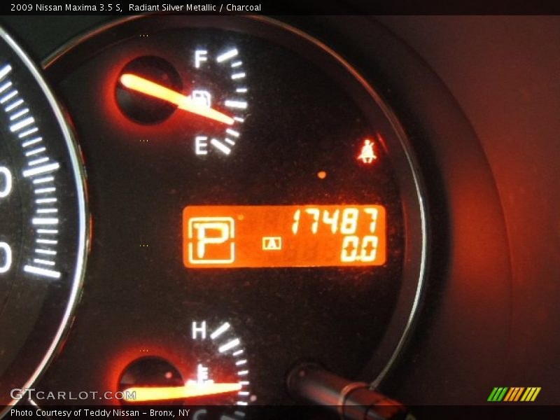 Radiant Silver Metallic / Charcoal 2009 Nissan Maxima 3.5 S