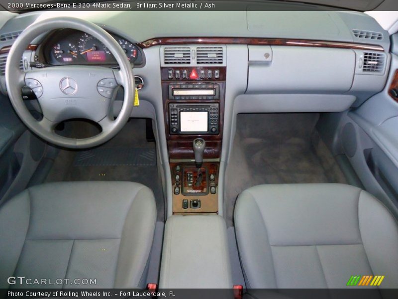 Dashboard of 2000 E 320 4Matic Sedan