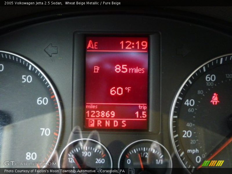 Wheat Beige Metallic / Pure Beige 2005 Volkswagen Jetta 2.5 Sedan