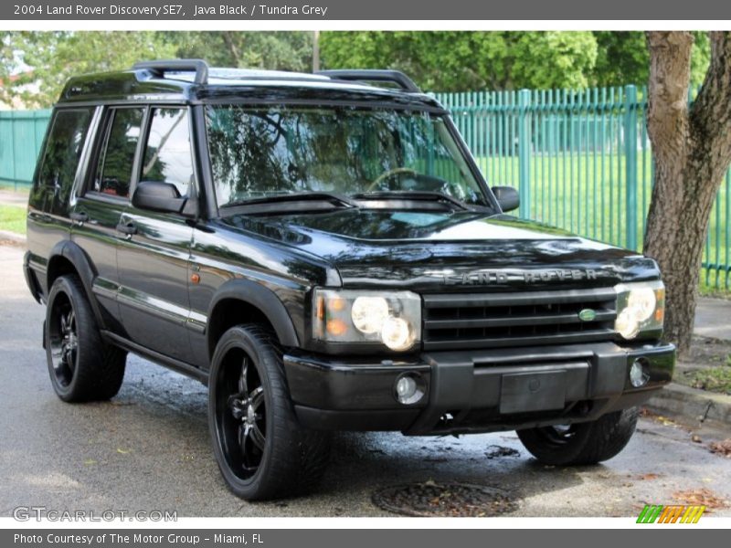 Front 3/4 View of 2004 Discovery SE7