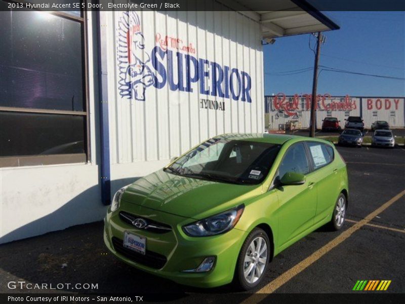 Electrolyte Green / Black 2013 Hyundai Accent SE 5 Door