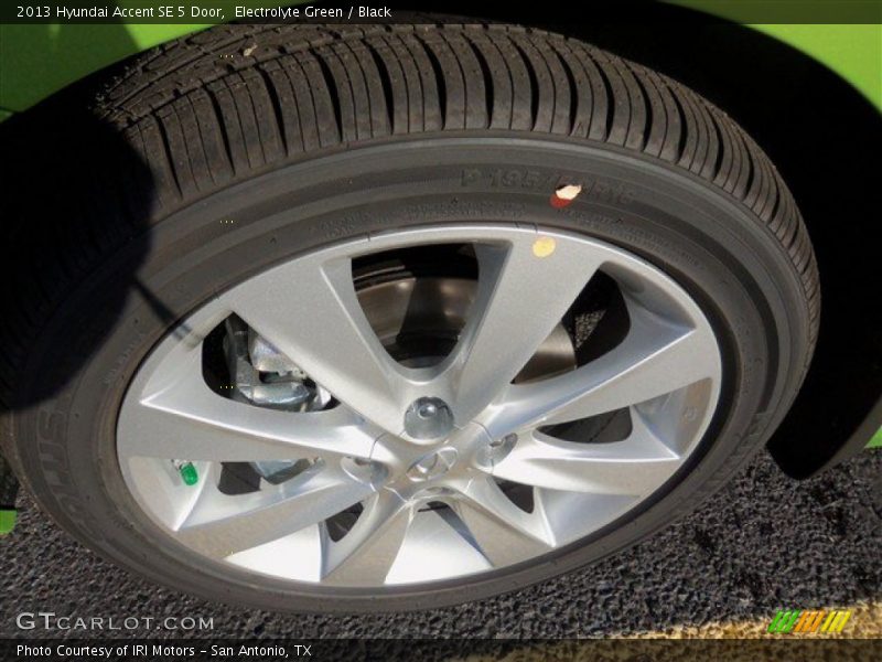 Electrolyte Green / Black 2013 Hyundai Accent SE 5 Door