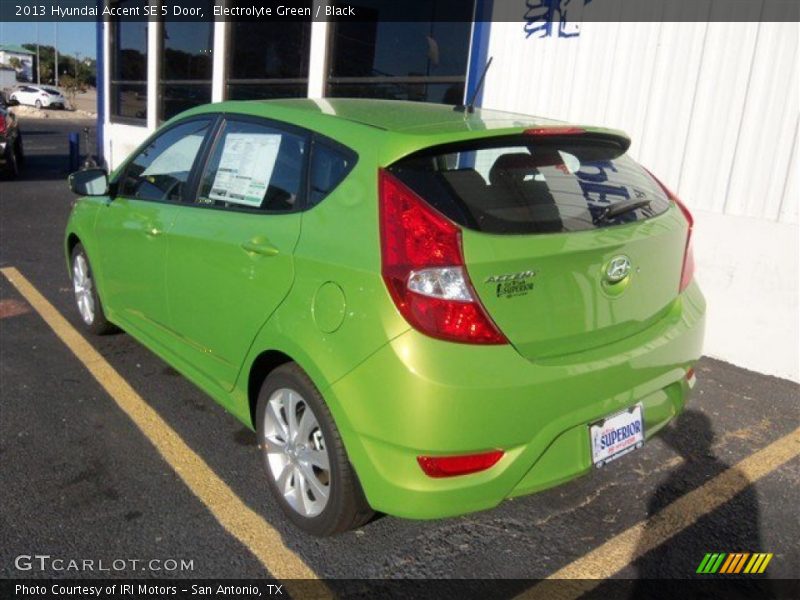 Electrolyte Green / Black 2013 Hyundai Accent SE 5 Door