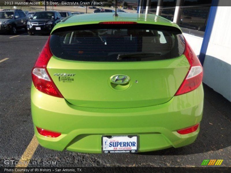 Electrolyte Green / Black 2013 Hyundai Accent SE 5 Door