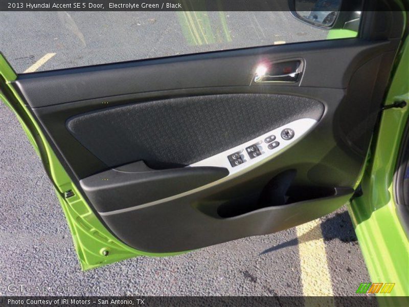 Electrolyte Green / Black 2013 Hyundai Accent SE 5 Door