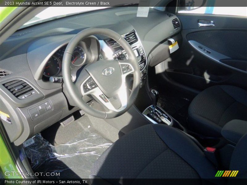 Electrolyte Green / Black 2013 Hyundai Accent SE 5 Door
