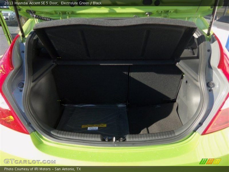 Electrolyte Green / Black 2013 Hyundai Accent SE 5 Door
