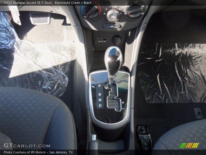 Electrolyte Green / Black 2013 Hyundai Accent SE 5 Door
