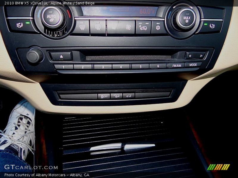 Alpine White / Sand Beige 2010 BMW X5 xDrive30i