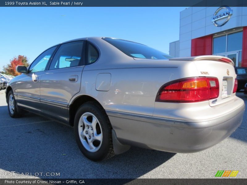 Sable Pearl / Ivory 1999 Toyota Avalon XL