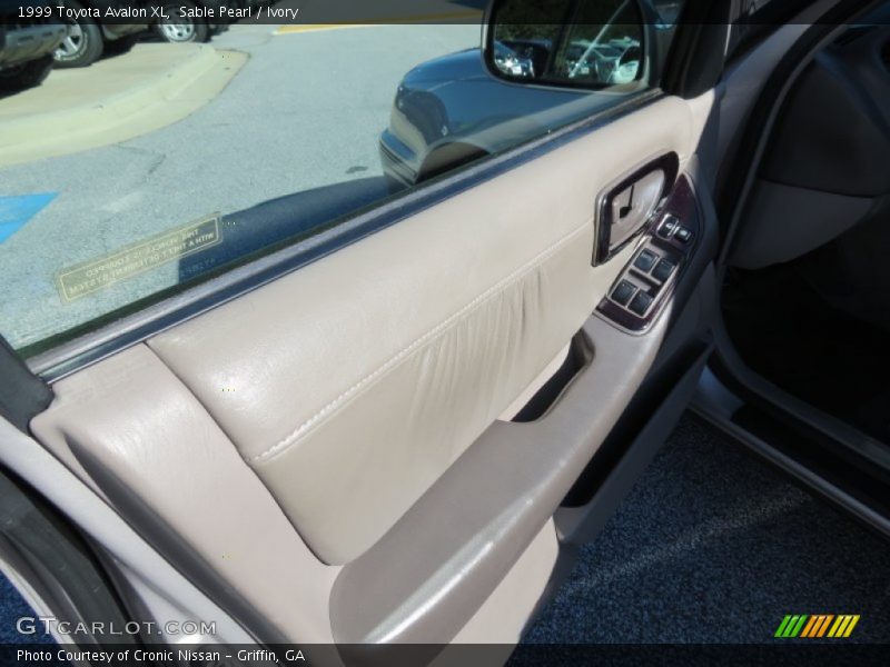 Sable Pearl / Ivory 1999 Toyota Avalon XL