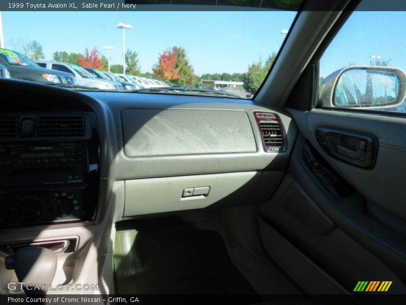Sable Pearl / Ivory 1999 Toyota Avalon XL