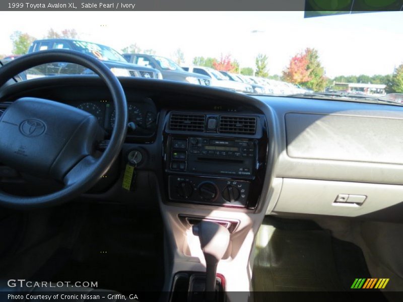 Sable Pearl / Ivory 1999 Toyota Avalon XL