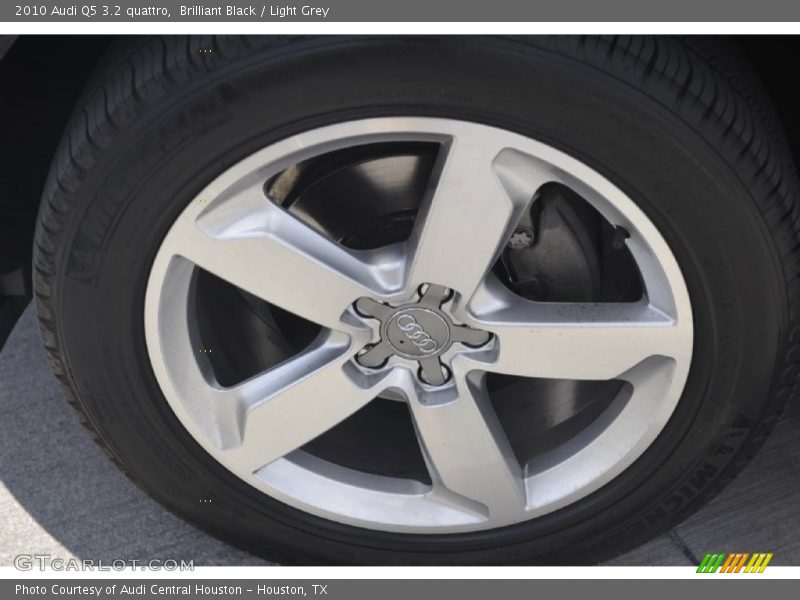 Brilliant Black / Light Grey 2010 Audi Q5 3.2 quattro