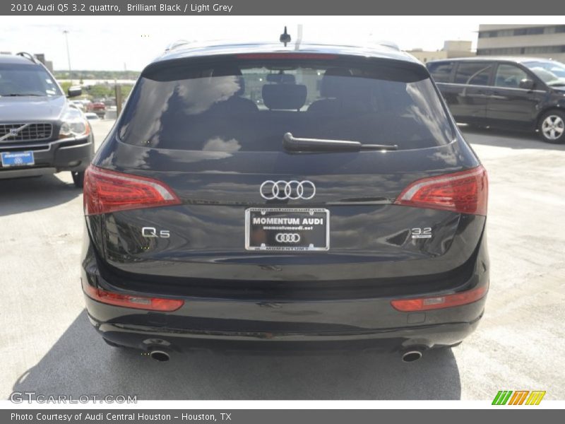 Brilliant Black / Light Grey 2010 Audi Q5 3.2 quattro