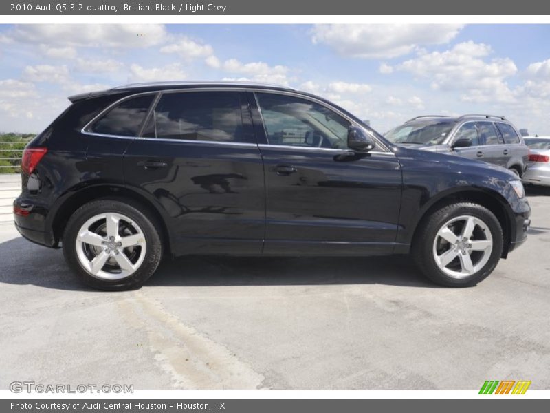 Brilliant Black / Light Grey 2010 Audi Q5 3.2 quattro