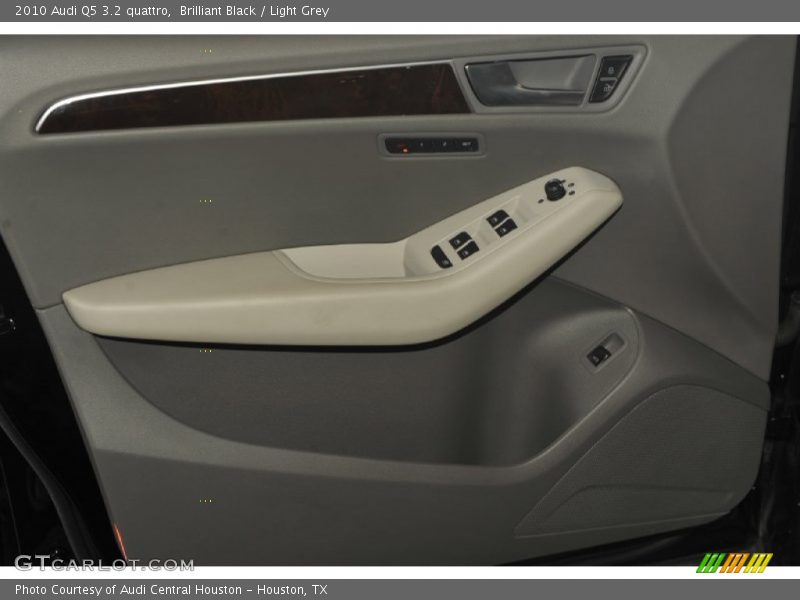 Brilliant Black / Light Grey 2010 Audi Q5 3.2 quattro