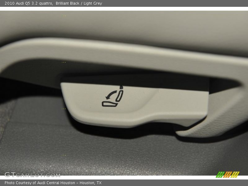 Brilliant Black / Light Grey 2010 Audi Q5 3.2 quattro