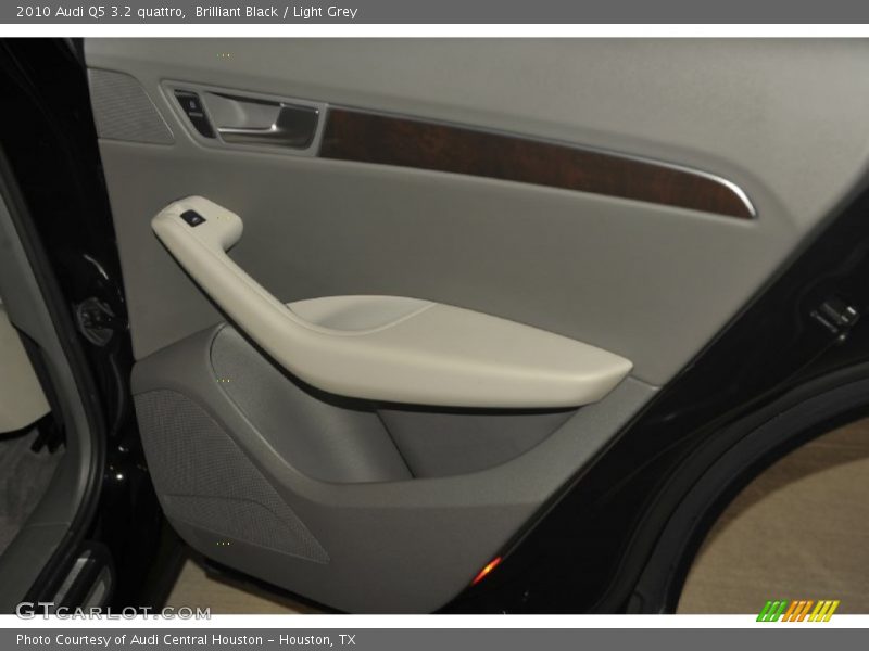 Brilliant Black / Light Grey 2010 Audi Q5 3.2 quattro